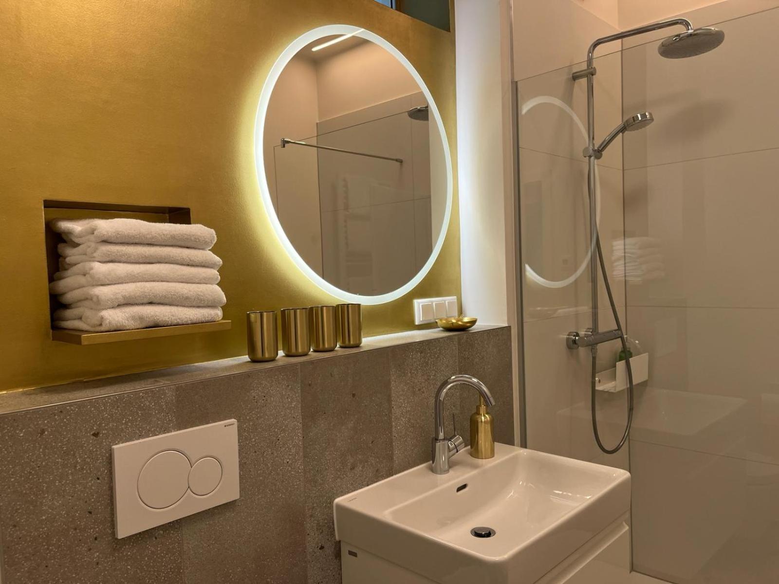 Golden Flat By Grazrentals With Parkview - Brandnew & Free Parking Bagian luar foto