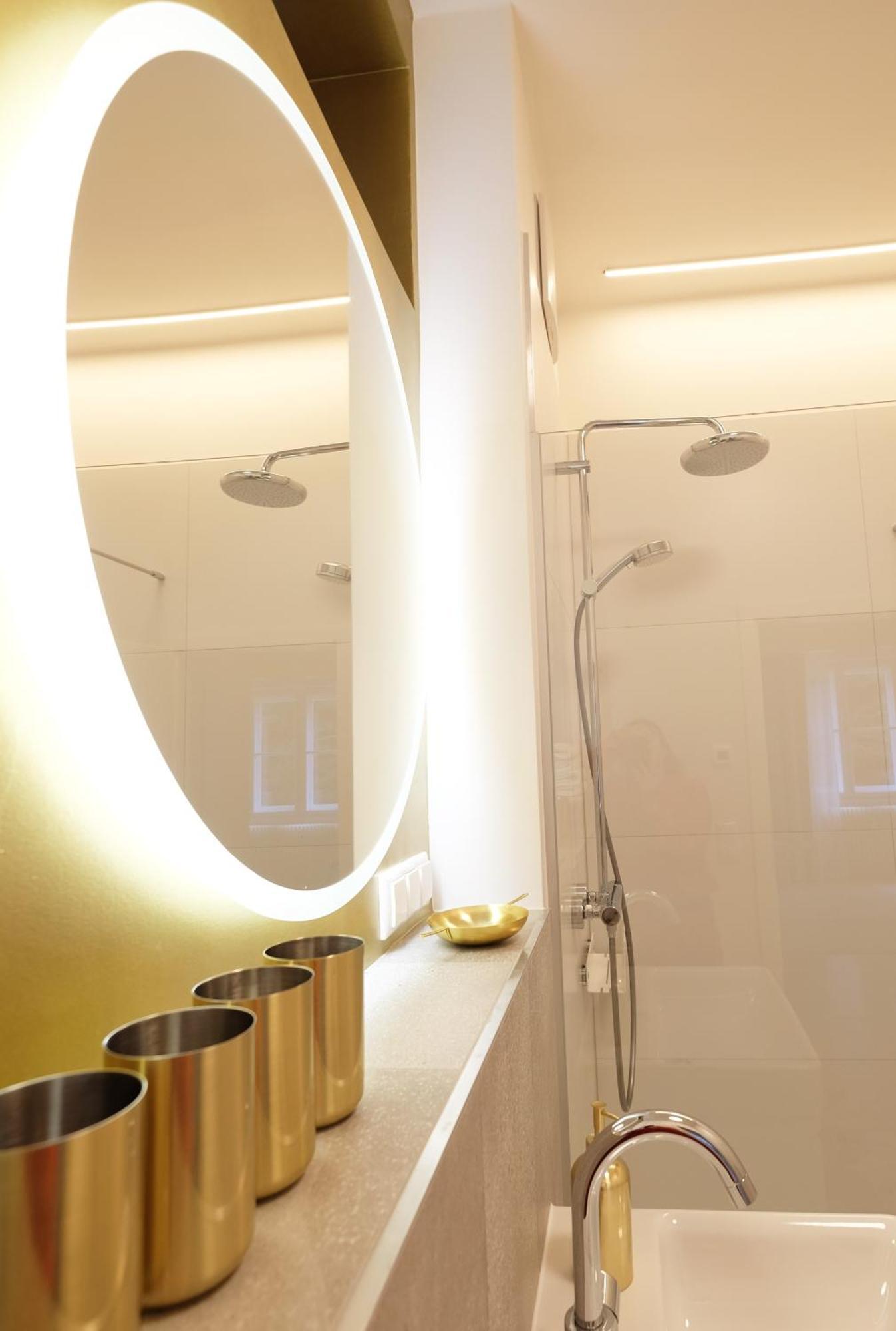 Golden Flat By Grazrentals With Parkview - Brandnew & Free Parking Bagian luar foto