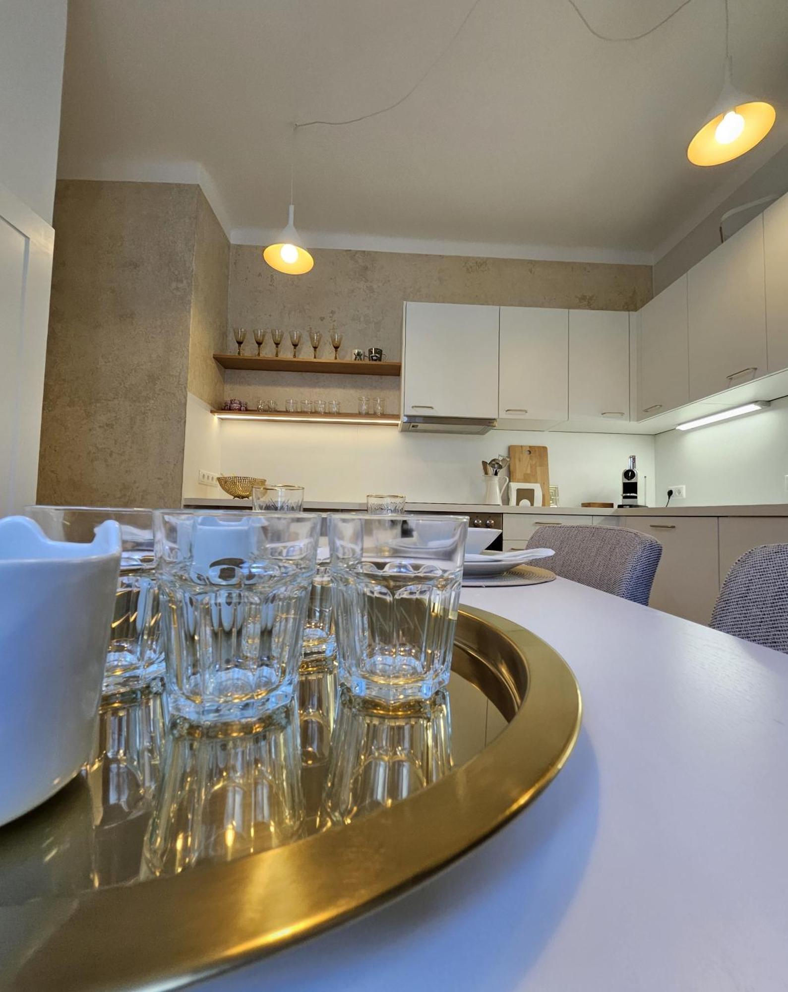 Golden Flat By Grazrentals With Parkview - Brandnew & Free Parking Bagian luar foto