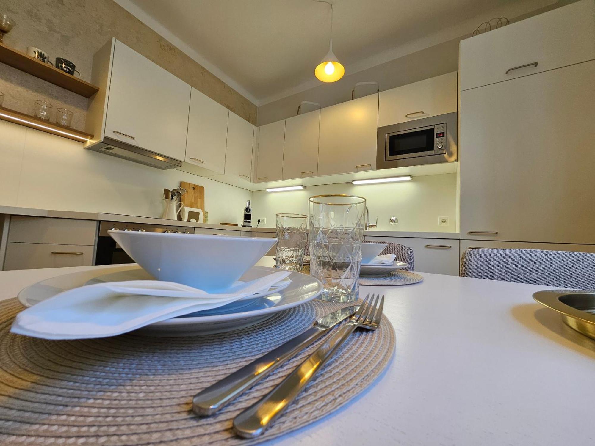 Golden Flat By Grazrentals With Parkview - Brandnew & Free Parking Bagian luar foto