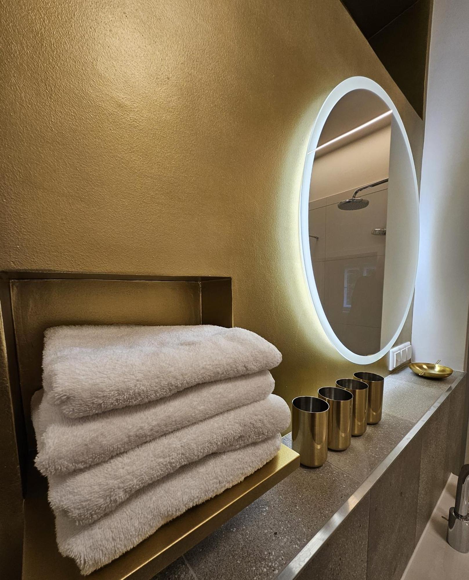 Golden Flat By Grazrentals With Parkview - Brandnew & Free Parking Bagian luar foto
